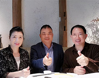 標(biāo)王機(jī)房監(jiān)控薛東山與單仁資訊集團(tuán)單仁博士、賈鹛院長(zhǎng)合照
